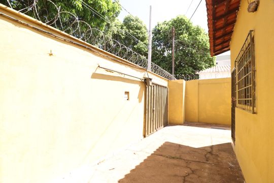 Área externa de casa para alugar com 2 quartos, 110m² em Santa Mônica, Uberlândia