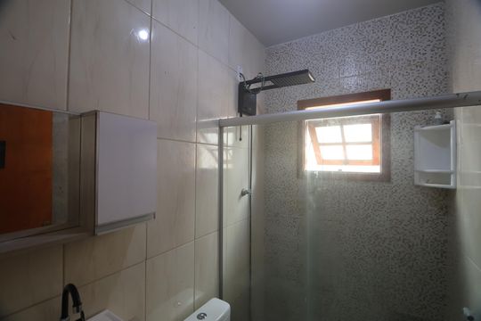 Banheiro  de casa à venda com 2 quartos, 71m² em Olaria, Canoas