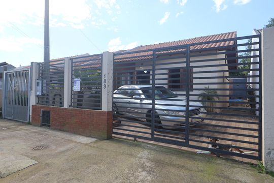 Fachada de casa à venda com 2 quartos, 71m² em Olaria, Canoas