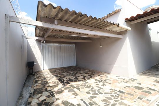 Garagem de casa para alugar com 3 quartos, 170m² em Santa Mônica, Uberlândia