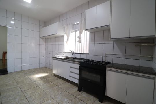 Cozinha de casa para alugar com 3 quartos, 170m² em Santa Mônica, Uberlândia
