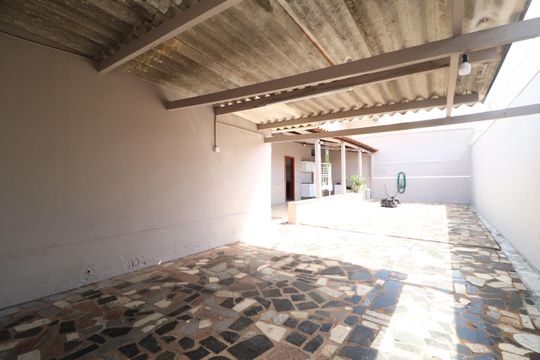 Garagem de casa para alugar com 3 quartos, 170m² em Santa Mônica, Uberlândia