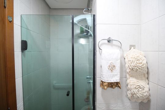 Banheiro de apartamento à venda com 2 quartos, 63m² em Cristo Redentor, Porto Alegre
