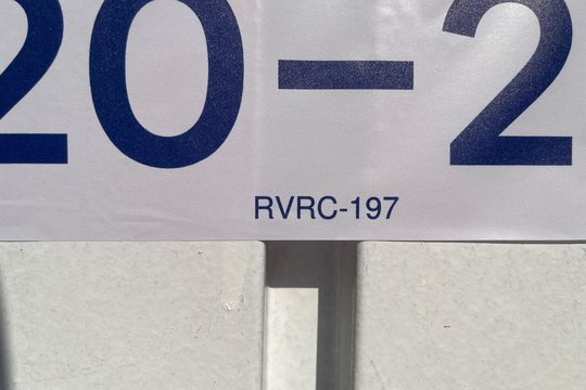 Placa instalada no portão tamanho grande com o código RVRC-197 no dia 02-09-2026 de casa à venda com 3 quartos, 286m² em Tirol, Contagem