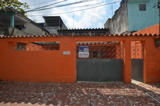 Fachada de casa para alugar com 1 quarto, 200m² em Realengo, Rio de Janeiro