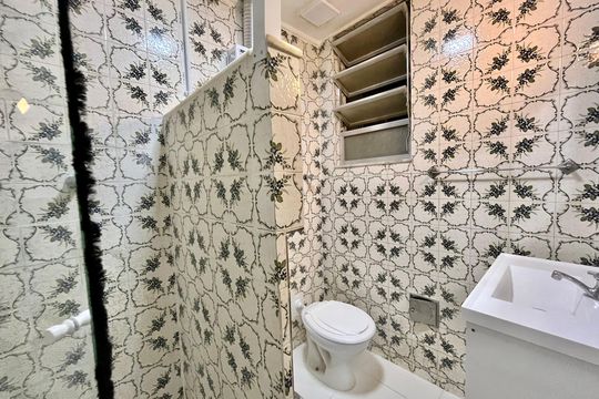 Banheiro  de apartamento para alugar com 1 quarto, 48m² em Copacabana, Rio de Janeiro