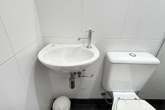 Banheiro de serviço de apartamento para alugar com 3 quartos, 131m² em Vila Regente Feijó, São Paulo