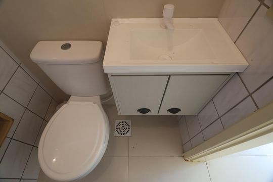 Banheiro de serviço de apartamento à venda com 3 quartos, 74m² em Centro, Canoas