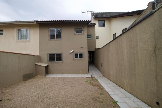 Quintal de casa para alugar com 3 quartos, 175m² em Uberaba, Curitiba