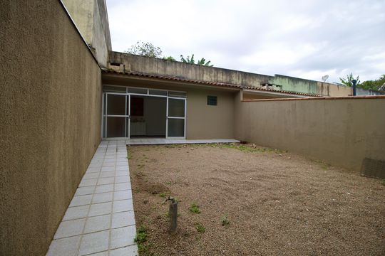 Quintal de casa para alugar com 3 quartos, 175m² em Uberaba, Curitiba