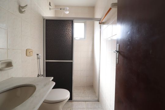 Banheiro Social de apartamento para alugar com 2 quartos, 66m² em Segismundo Pereira, Uberlândia