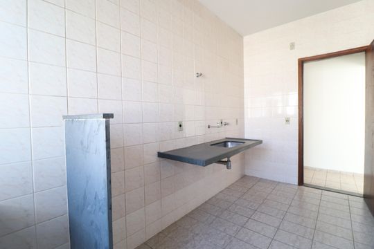 Cozinha de apartamento para alugar com 2 quartos, 66m² em Segismundo Pereira, Uberlândia