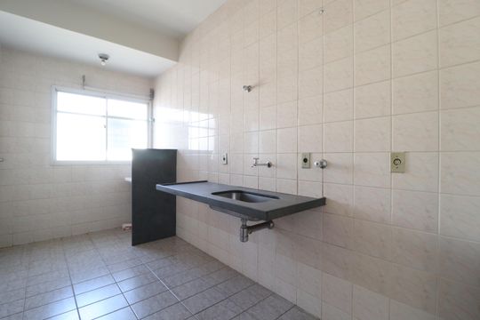 Cozinha de apartamento para alugar com 2 quartos, 66m² em Segismundo Pereira, Uberlândia