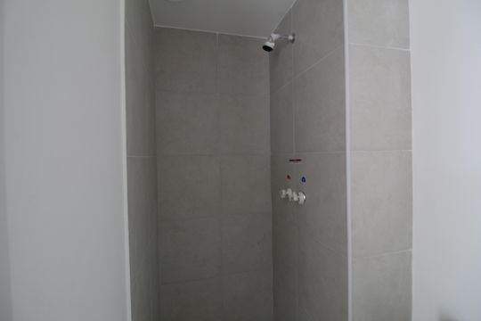 Banheiro Social de apartamento para alugar com 2 quartos, 67m² em Barra Olímpica, Rio de Janeiro
