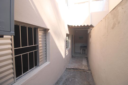 Entrada de casa para alugar com 1 quarto, 42m² em Jardim Belcito, São Paulo