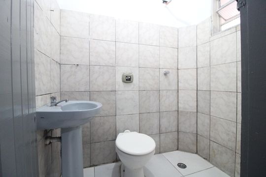 Banheiro de casa para alugar com 1 quarto, 42m² em Jardim Belcito, São Paulo