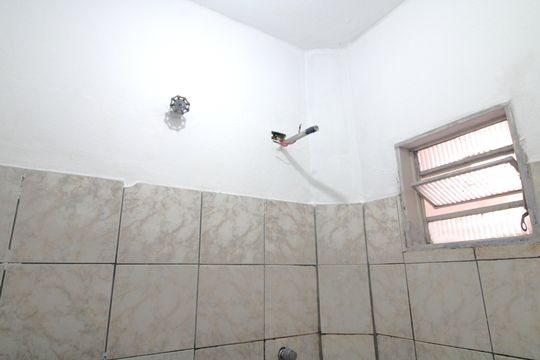 Banheiro de casa para alugar com 1 quarto, 42m² em Jardim Belcito, São Paulo