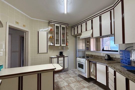 Cozinha de apartamento para alugar com 4 quartos, 158m² em Jardim Asturias, Guarujá