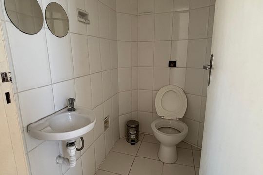 Banheiro de serviço de apartamento à venda com 3 quartos, 249m² em Mirandópolis, São Paulo