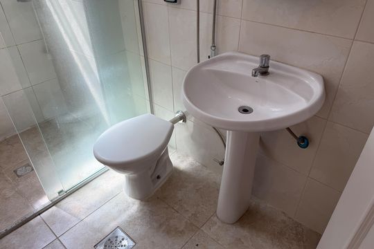 Banheiro de apartamento para alugar com 1 quarto, 55m² em Boqueirão, Santos