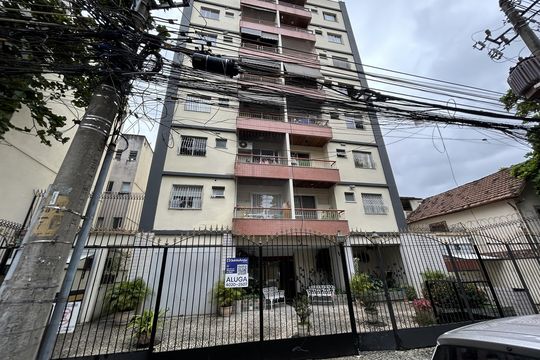 Fachada + placa de apartamento para alugar com 2 quartos, 59m² em Todos Os Santos, Rio de Janeiro