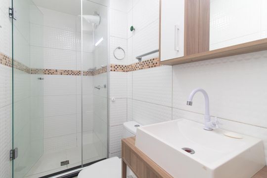 Banheiro de apartamento à venda com 1 quarto, 40m² em Cavalhada, Porto Alegre
