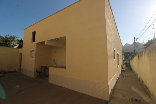 Fundos de casa de condomínio à venda com 2 quartos, 130m² em Taquara, Rio de Janeiro