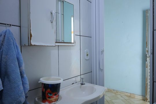 Banheiro de casa para alugar com 1 quarto, 27m² em Conjunto Habitacional A. E. Carvalho, São Paulo