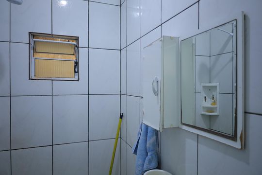 Banheiro social de casa para alugar com 1 quarto, 27m² em Conjunto Habitacional A. E. Carvalho, São Paulo