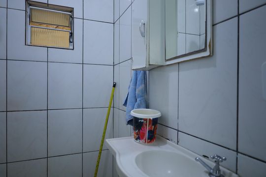 Banheiro social de casa para alugar com 1 quarto, 27m² em Conjunto Habitacional A. E. Carvalho, São Paulo