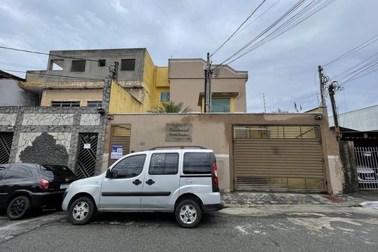 Fachada + Placa de apartamento para alugar com 2 quartos, 45m² em Parada Xv de Novembro, São Paulo