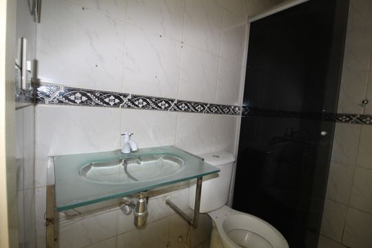 Banheiro de apartamento para alugar com 2 quartos, 52m² em Taquara, Rio de Janeiro