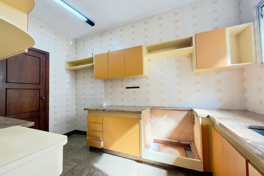 Cozinha de apartamento à venda com 4 quartos, 140m² em Funcionários, Belo Horizonte
