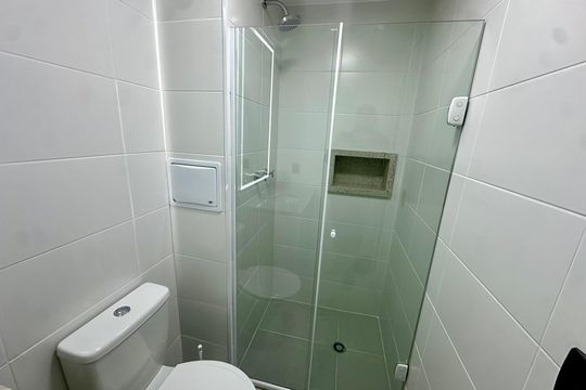Banheiro de kitnet/studio à venda com 1 quarto, 26m² em Jardim das Acacias, São Paulo