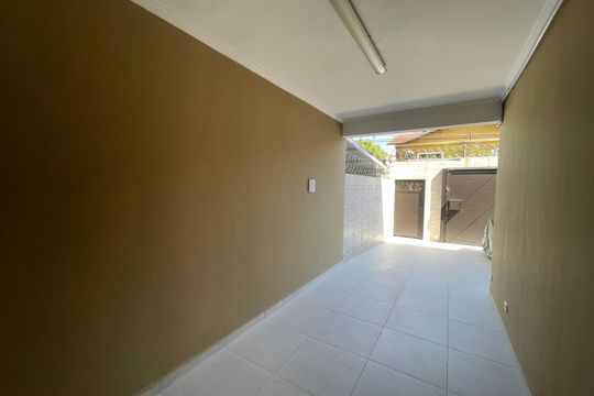 Garagem de casa para alugar com 3 quartos, 160m² em Vila Valenca, São Vicente