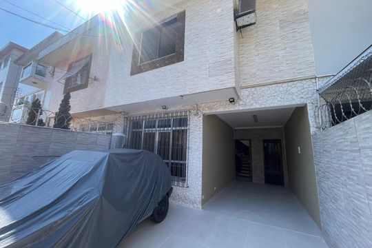 Garagem de casa para alugar com 3 quartos, 160m² em Vila Valenca, São Vicente