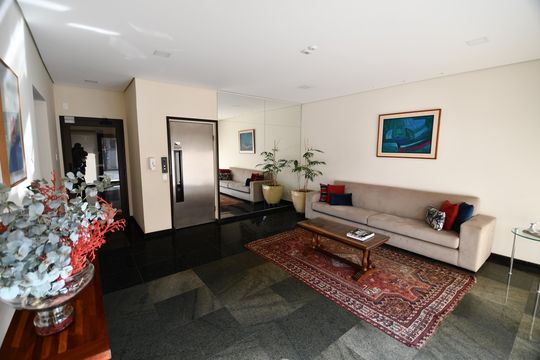 Hall social de apartamento à venda com 3 quartos, 236m² em Cambuí, Campinas
