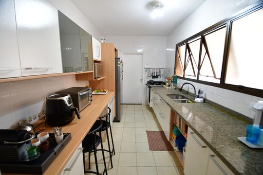 Cozinha de apartamento à venda com 3 quartos, 236m² em Cambuí, Campinas