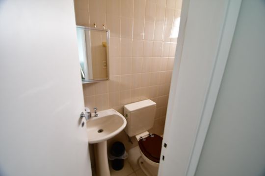 Banheiro de serviço de apartamento à venda com 3 quartos, 236m² em Cambuí, Campinas