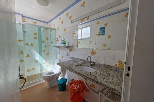 Banheiro de apartamento para alugar com 1 quarto, 45m² em São Bento, Cabo Frio