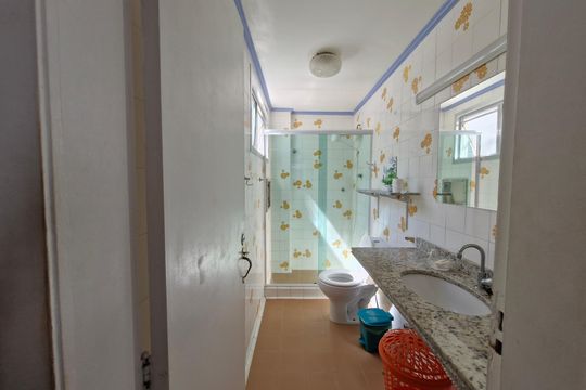Banheiro de apartamento para alugar com 1 quarto, 45m² em São Bento, Cabo Frio