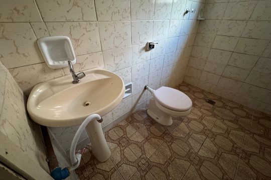 Banheiro de casa para alugar com 1 quarto, 80m² em Vila Osasco, Osasco