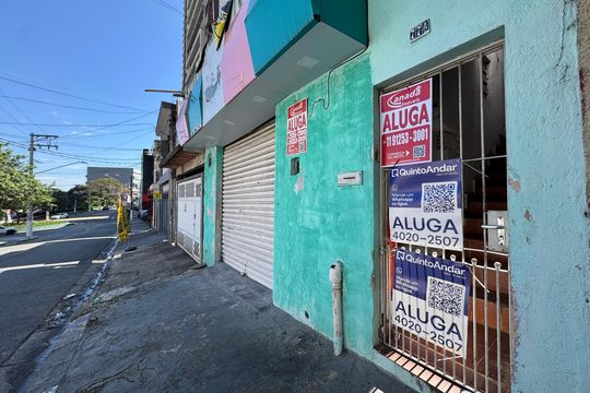 Fachada com placa grande de casa para alugar com 1 quarto, 80m² em Vila Osasco, Osasco
