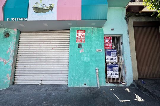 Fachada com placa grande de casa para alugar com 1 quarto, 80m² em Vila Osasco, Osasco