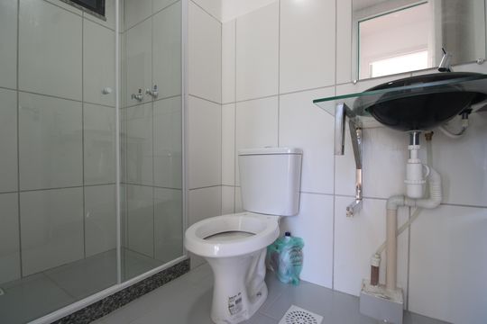 Banheiro de apartamento para alugar com 2 quartos, 44m² em Jacarepaguá, Rio de Janeiro