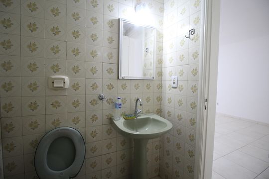 Banheiro de apartamento para alugar com 0 quarto, 37m² em Cristo Redentor, Porto Alegre