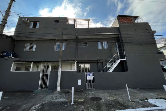 Fachada+Placa de casa para alugar com 2 quartos, 56m² em Jardim Arizona, São Paulo