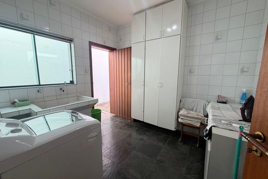 Área de serviço de casa para alugar com 5 quartos, 777m² em City América, São Paulo