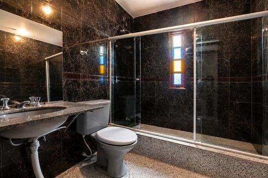 Banheiro de casa para alugar com 4 quartos, 200m² em Lomba do Pinheiro, Porto Alegre