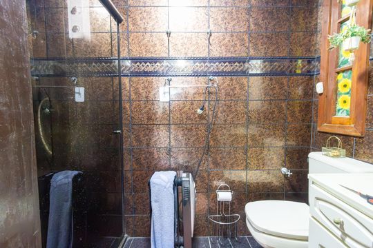 Banheiro de apartamento à venda com 2 quartos, 56m² em Cristal, Porto Alegre